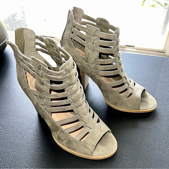 Guess zip up heels in seige and size 6 - Picture 3 of 3